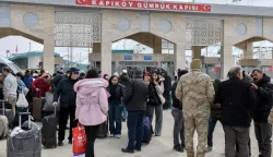 Iranian nationals arrive in northeastern Turkey after passing through the Razi-Kapikoy border crossing in Van, on March 2, 2026 as Turkey and Iran have mutually suspended day-trip crossings at their border, Turkey's trade minister said as Israeli-US strikes continued to pound the Islamic Republic. (Photo by Ali IHSAN OZTURK/AFP)