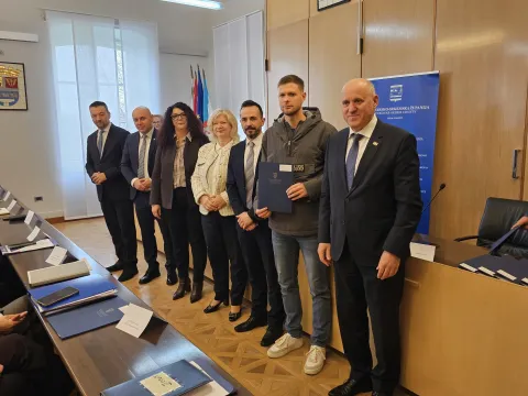 Uručivanje ugovora 