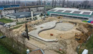 VINKOVCIU vinkovačkom parku Lenije u tijeku su radovi na izgradnji vanjskih bazena, projektu koji ulazi u zavr&scaron;nu fazu provedbe. ožujak 2026.