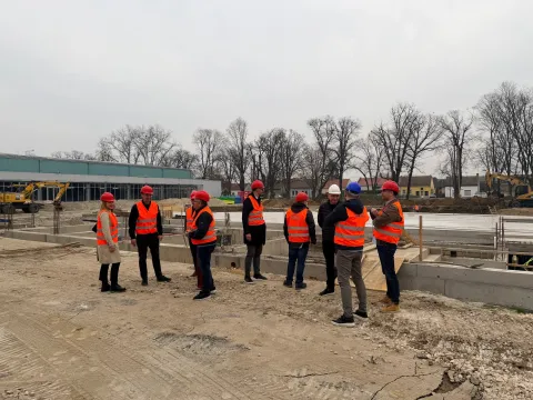 VINKOVCIU vinkovačkom parku Lenije u tijeku su radovi na izgradnji vanjskih bazena, projektu koji ulazi u zavr&scaron;nu fazu provedbe. ožujak 2026.
