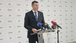 VUKOVARPredsjednik Domovinskog pokreta Ivan Penava na tiskovnoj konferenciji u Vukovaru označio je sramotnim &scaron;to je u zastaru oti&scaron;ao kazneni postupak protiv policajca Sa&scaron;e Sabado&scaron;a, optuženog da je 2013. nanio te&scaron;ke ozljede hrvatskom branitelju Darku Pajičiću, i pritom posebno prozvao Ustavni sud jer je 16. prosinca pro&scaron;le godine usvojio ustavnu tužbu Sa&scaron;e Sabado&scaron;a, ukinuv&scaron;i presude Općinskog suda u Vukovaru i Županijskog suda u Slavonskom Brodu te postupak vratio na ponovno suđenje u Vukovar iako je, podsjeća Penava, zastara nastupila jo&scaron; 2021. godine.2. ožujka 2026.