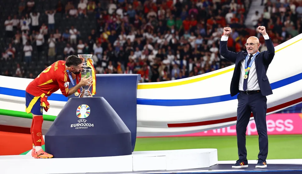 epa11478822 Head coach Luis de la Fuente of Spain (R) and Dani Carvajal of Spain celebrate after winning the UEFA EURO 2024 final soccer match between Spain and England, in Berlin, Germany, 14 July 2024. EPA/FILIP SINGER