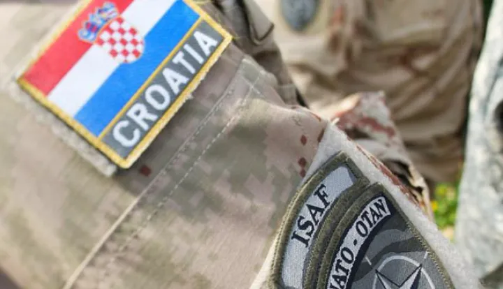 14.04.2009., Zagreb - Ispracaj hrvatskih i americkoh vojnika u zracnoj luci Zagreb u mirovnu misiju ISAF koja se odvija u Afganistanu. Ovo je prvi odlazak kontigenta hrvatske vojske umirovnu misiju od kako je Hrvatska postala punopravna clanica NATO saveza i prvi puta ce u misiji kontigentom zapovjedati hrvastski casnik, bojnik Ivan Galovic.Photo: Zeljko Lukunic/24sata------kolor 1x nvoosti