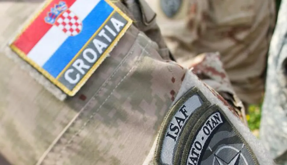 14.04.2009., Zagreb - Ispracaj hrvatskih i americkoh vojnika u zracnoj luci Zagreb u mirovnu misiju ISAF koja se odvija u Afganistanu. Ovo je prvi odlazak kontigenta hrvatske vojske umirovnu misiju od kako je Hrvatska postala punopravna clanica NATO saveza i prvi puta ce u misiji kontigentom zapovjedati hrvastski casnik, bojnik Ivan Galovic.Photo: Zeljko Lukunic/24sata------kolor 1x nvoosti