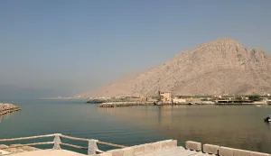 A photograph shows the fishing port of Al Aqir on the Strait of Hormuz in the northern emirate of Ras Al Khaimah on February 25, 2026. (Photo by FADEL SENNA/AFP) Hormu&scaron;ki tjesnac