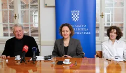 Zagreb, 02.03.2026 - Konferencija za medije u Ministarstvu kulture i medija u povodu hrvatskog nastupa na 61. Venecijanskom bijenalu na kojoj je predstavljen hrvatski paviljon i prostorno specifične instalacije "Potaknuta strahom i ljepotom" (Compelled by Fright and Beauty) umjetnice Dubravke Lo&scaron;ić koja se priprema u Palazzo Zorzi, za 61. Međunarodnu izložbu vizualnih umjetnosti - La Biennale di Venezia. Na slici Branko Franceschi, minstrica Nina Obujen Koržinek, Dubravka Lo&scaron;ić.foto HINA/ Luka &Scaron;ANGULIN/ ds