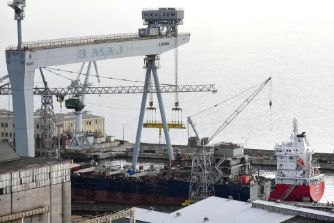 RIJEKA, 02.01.2024. NOVOSTIBRODOGRADILISTE TRECI MAJ BROD LOVISA DOPREMIO JE NOVI BRODSKI MOTOR ZA NOVOGRADNJU (ALGOMA) KOJI JE DANAS DIZALICOM ISKRCAN I PREBACEN U OTPREMNI BAZENSNIMIO: SERGEJ DRECHSLER