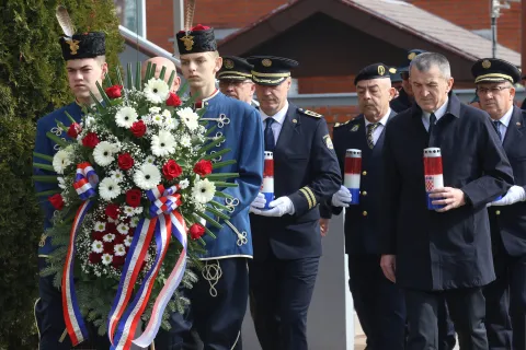 Osijek, 03. 03. 2026, PU Vijenci - 35 godina Specijalne policije "Orao", vijenci i svijeće kod spomen obilježja ispred zgrade PU OBŽ.snimio GOJKO MITIĆ