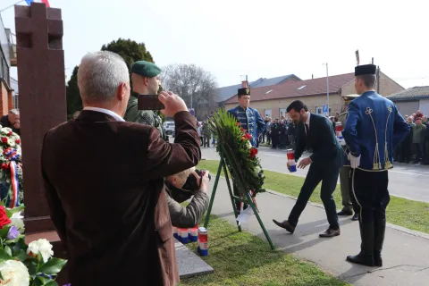 Osijek, 03. 03. 2026, PU Vijenci - 35 godina Specijalne policije "Orao", vijenci i svijeće kod spomen obilježja ispred zgrade PU OBŽ.snimio GOJKO MITIĆ