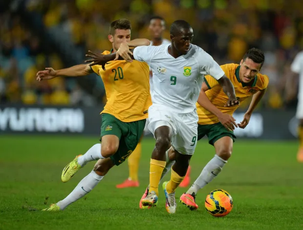 epa04226541 Siphelele Mthembu of South Africa (C) comes under pressure from Dario Vido&scaron;ić (Left) and Jason Davidson of Australia during a friendly match between Ausrtalia and South Africa t ANZ Stadium in Sydney, Monday, May 26, 2014. It was the last match of the Australian team on home soil before departing for the FIFA World Cup 2014. EPA/DAN HIMBRECHTS AUSTRALIA AND NEW ZEALAND OUT