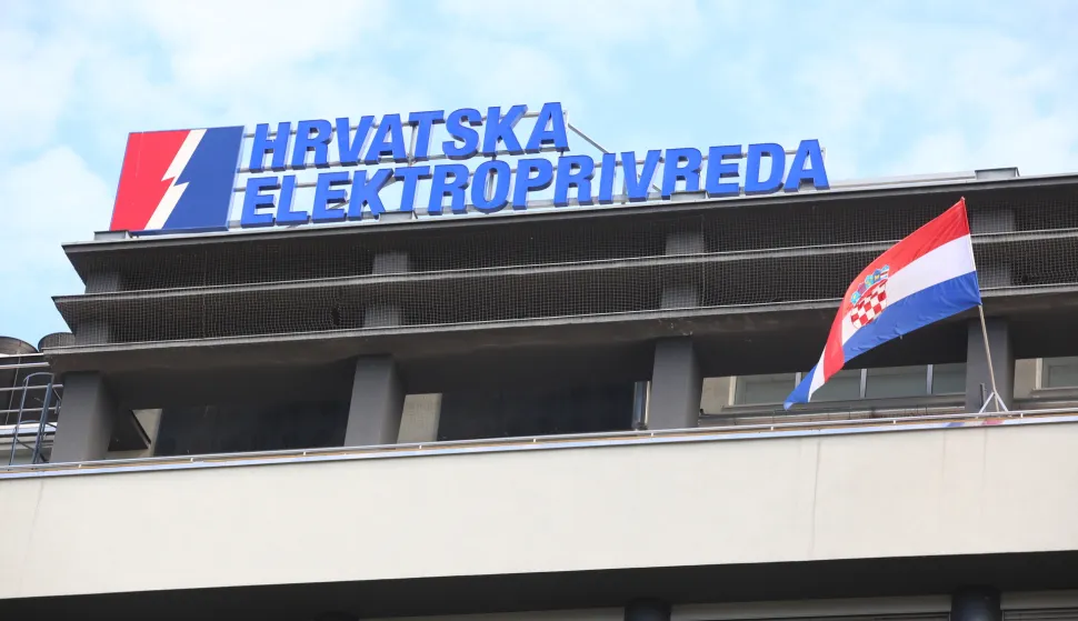 12.07.2022., Zagreb - Zelena akcija je prigodnim performansom ispred zgrade HEP-a ukazala na veliki trosak zbog emisije ugljicnog dioksida iz termoelektrane, te zatrazila zatvaranje termoelektrane Plomin 2 u iducih nekoliko godina. Photo: Lovro Domitrovic/PIXSELL