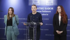 Zagreb, 04.03.2026 - Hrvatski sabor, tematski razgovor pod nazivom "Vr&scaron;njačko digitalno nasilje i njegova prevencija" zastupnice Sabine Glasovac. Na fotografiji Lucija Vejmelka, Sabina Glasovac, Tea Čičić. foto HINA/ Admir BULJUBA&Scaron;IĆ/ abu