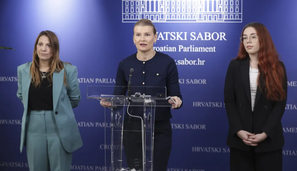 Zagreb, 04.03.2026 - Hrvatski sabor, tematski razgovor pod nazivom "Vr&scaron;njačko digitalno nasilje i njegova prevencija" zastupnice Sabine Glasovac. Na fotografiji Lucija Vejmelka, Sabina Glasovac, Tea Čičić. foto HINA/ Admir BULJUBA&Scaron;IĆ/ abu