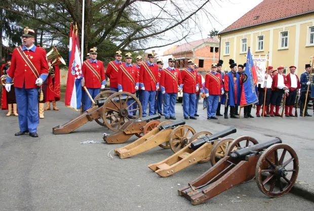 Pozega             110306Smotra topova na Trgu sv. Terezije avilske.