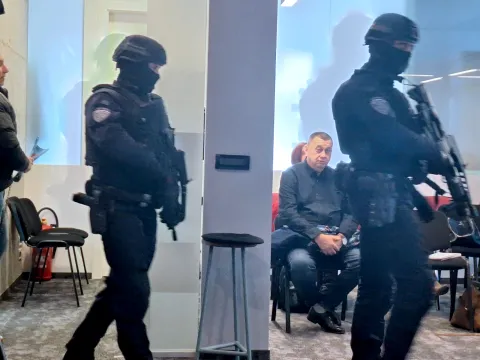 Varaždin, 04.03.2026. - Na varaždinskom Županijskom sudu u srijedu je počelo suđenje vi&scaron;estrukom ubojici Srđanu Mlađanu kojega u ovom slučaju terete da je u vi&scaron;e navrata u lepoglavskom zatvoru poticao drugog zatvorenika na otmice i ubojstva osoba koje su svjedočile na njegovu &scaron;tetu. foto HINA/ Sini&scaron;a KALAJDŽIJA/ ml