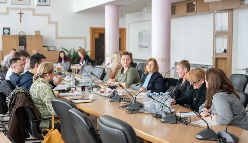 SLAVONSKI BRODIzvannastavne aktivnosti u osnovnim &scaron;kolama koje rade u jednoj smjeni bile su tema radnog sastanka održanog u Brodsko-posavskoj županiji. ožujak 2026.