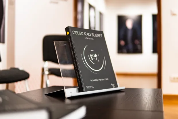 Osijek, 4. 3. 2026., Predstavljanje monografije Marina i Domagoja Topićamonografija; Marin Topić; Domagoj Topić; fotografija; MLU