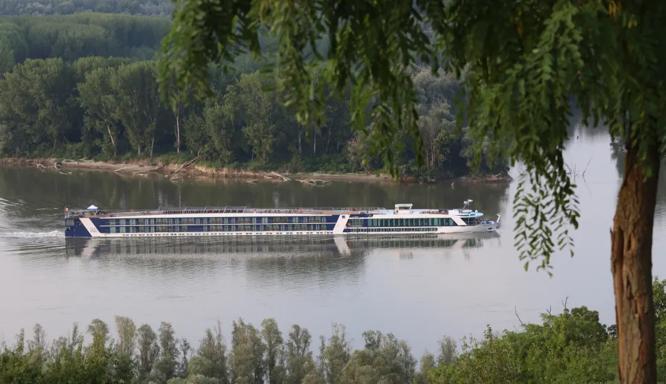 ERDUT, 07. 08. 2019, VINARIJA BRZICA, ERDUT. PREDSAVLJANJE DVIJE NOVE ETIKETE VINA BRZICA I DRUENJE UZ KLAPU SAMOA. DUNAV, KRUZER NA DUNAVU, BROD.snimio GOJKO MITIĆ