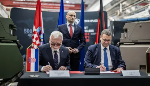 Zagreb, 4.3.2026 - Potpisivanje ugovora kojim se dodatno učvr&scaron;ćuje strate&scaron;ko partnerstvo između hrvatske tvrtke DOK-ING i njemačke tehnolo&scaron;ke grupacije Rheinmetall AG. Na slici Vjekoslav Majetić, Ivan Anu&scaron;ić i Bjorn Bernhard.Foto Hina/ Dario GRZELJ/ dag