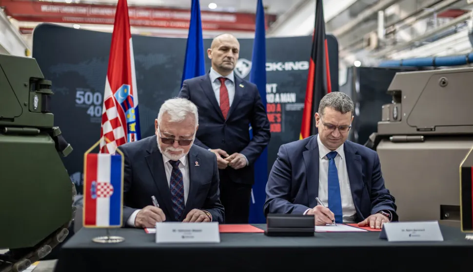 Zagreb, 4.3.2026 - Potpisivanje ugovora kojim se dodatno učvr&scaron;ćuje strate&scaron;ko partnerstvo između hrvatske tvrtke DOK-ING i njemačke tehnolo&scaron;ke grupacije Rheinmetall AG. Na slici Vjekoslav Majetić, Ivan Anu&scaron;ić i Bjorn Bernhard.Foto Hina/ Dario GRZELJ/ dag
