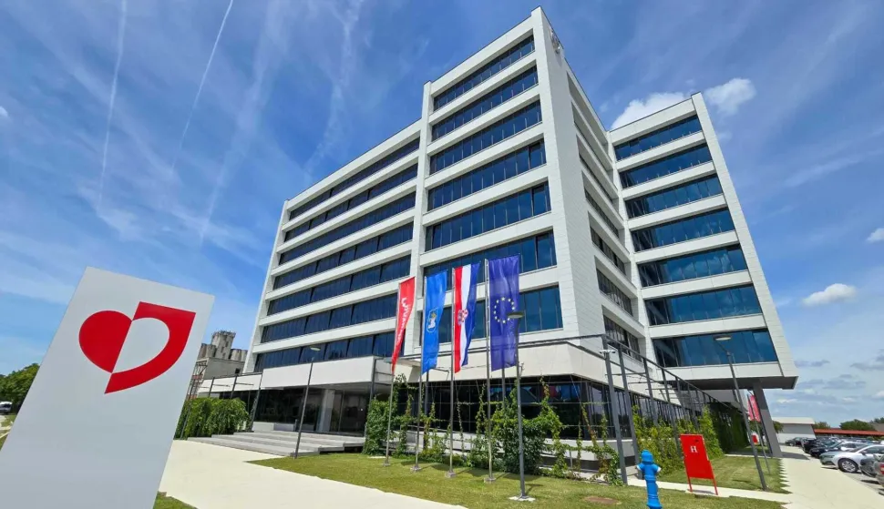 "Izuzetno smo ponosni na poslovne rezultate koje je Grupa Podravka ostvarila u 2024. jer smo postigli značajan rast u oba ključna segmenta na&scaron;eg poslovanja &ndash; Prehrani i Farmaceutici. Osobito nas raduje snažan rast prodaje na svim inozemnim trži&scaron;tima, gdje se izvanrednim rezultatima ističu trži&scaron;ta zapadne Europe, SAD-a i Australije. Rast prodaje na inozemnim trži&scaron;tima ključni je faktor na&scaron;eg ukupnog rasta jer nam daje dodatnu stabilnost, ali i perspektivu daljnjeg rasta izvoza, na &scaron;to su maksimalno usmjereni svi na&scaron;i timovi. Rast dobiti potvrđuje uspje&scaron;no vođenje poslovanja, koje, osim rasta prihoda, uključuje i ulaganja u pobolj&scaron;anje radnih uvjeta i materijalnih prava na&scaron;ih zaposlenika. Ostvareno u 2024. nastavak je svih prija&scaron;njih napora, kao i upori&scaron;te za sve ono &scaron;to tek slijedi. Snažna ulaganja u tehnologiju, nove proizvode i na&scaron; tim omogućit će nam daljnji rast i uspjeh. Sve &scaron;to smo postigli do sada omogućuje nam da s punim povjerenjem gledamo prema budućnosti, u kojoj ćemo nastavili &scaron;iriti na&scaron;u prisutnost na globalnoj razini i ostvarivati jo&scaron; veće poslovne uspjehe", poručila je Martina Dalić, predsjednica Uprave Podravke.