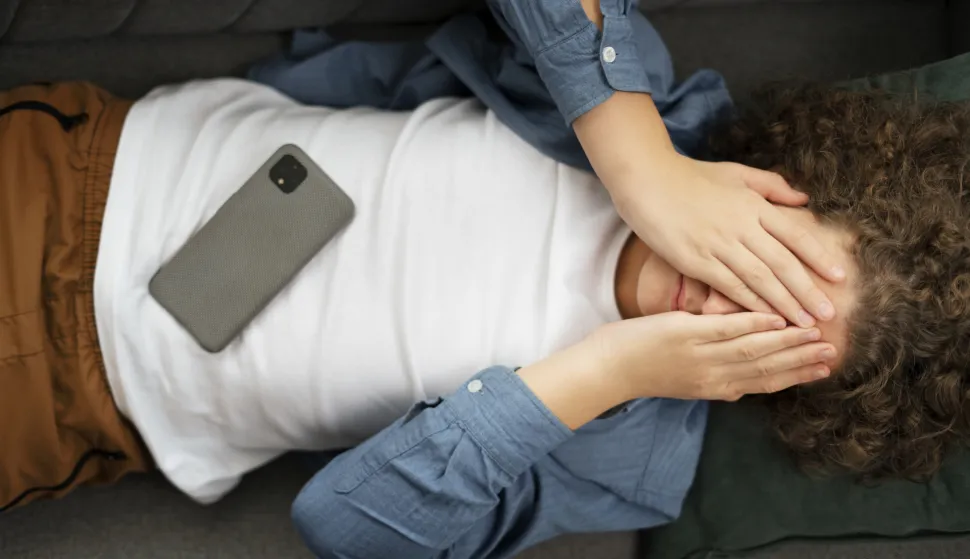 ISTRAŽUJEMO: JE LI VR&Scaron;NJAČKO NASILJE ESKALIRALO?Sve je vi&scaron;e vrijeđanja preko dru&scaron;tvenih mrežaElektroničko nasilje (engl. cyberbullying) je svaka komunikacijska aktivnost putem interneta (kroz uporabu e-mailova, web stranica, blogova), videa ili mobilnih telefona koja služi kako bi se neko dijete ponizilo, zadirkivalo, prijetilo mu se ili ga se teroriziralo na neki drugi način. Uvijek je cilj povrijediti, uznemiriti ili na bilo koji drugi način na&scaron;tetiti djetetu, bilo u obliku tekstualnih ili video poruka, fotografija ili poziva ili neugodnih komentara. Može ga činiti jedna osoba ili grupa djece.ilustracija freepik