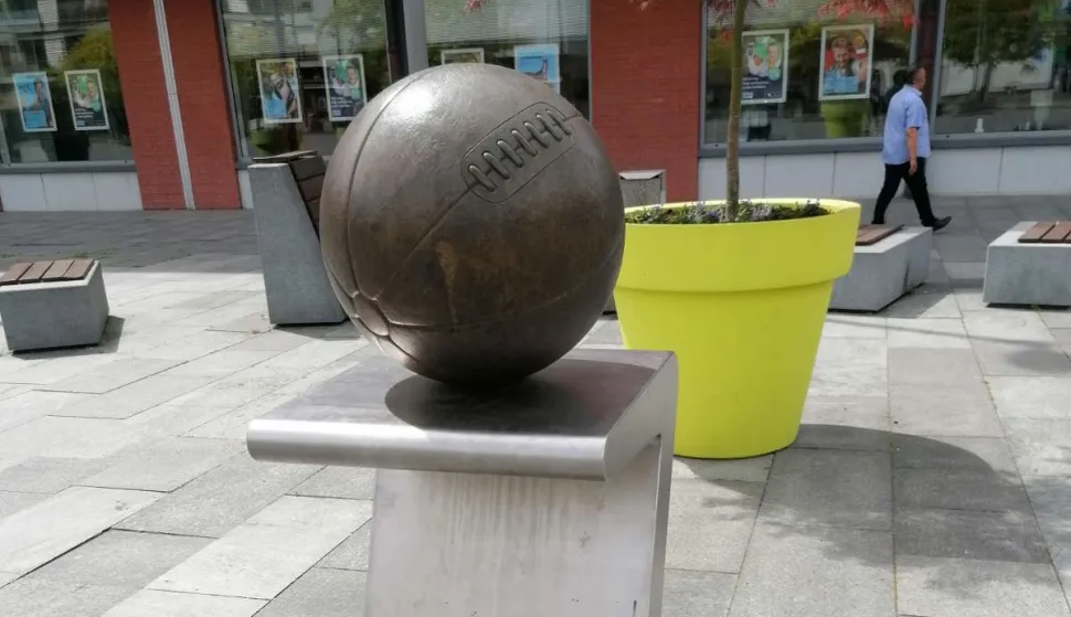 Spomenik prvoj nogometnoj lopti u Županjisnimila Marija Le&scaron;ić Omerović