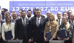 Zagreb, 05.03.2026 - Predsjednik Vlade Andrej Plenković i ministar turizma i sporta Tonči Glavina na prigodnoj su svečanosti korisnicima uručili ugovore za međunarodna sportska natjecanja u 2026. godini. Na fotografiji premijer Andrej Plenković pridružio se zajedničkoj fotografiji-foto HINA/ Admir BULJUBA&Scaron;IĆ/ abu