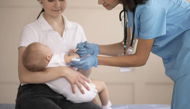 Osim uvođenja imunizacije za RSV, pedijatri traže i besplatno cijepljenje protiv meningokoka, vodenih kozica i rotavirusa, za djecu čiji roditelji ih žele cijepiti, a danas to moraju plaćati. Cijena jedne doze cjepiva protiv meningokoka u zavodima javnog zdravstva danas iznosi 70 eura, cjepiva protiv vodenih kozica 83 eura, a cjepiva protiv rotavirusa 50 do 60 eura po dozi. Najče&scaron;će se primjenjuju dvije do tri doze cjepiva.freepik