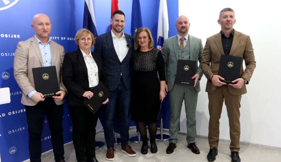 Osijek, 05. 03. 2026, Gradsko poglavarstvo, Kuhačeva 9. Ivan Radič uručio ugovore za dovorane ravnateljima O&Scaron;.snimio GOJKO MITIĆ