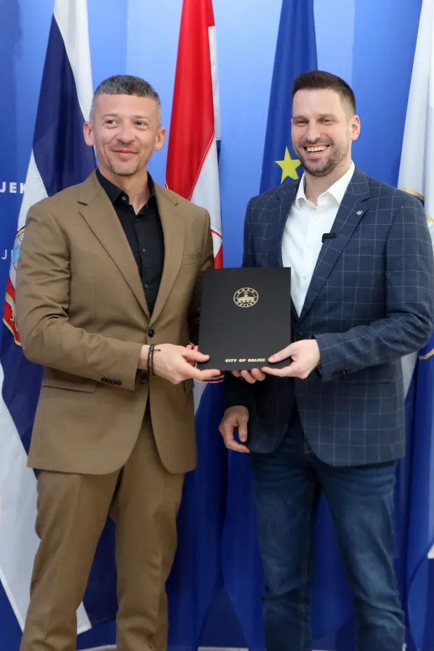 Osijek, 05. 03. 2026, Gradsko poglavarstvo, Kuhačeva 9. Ivan Radič uručio ugovore za dovorane ravnateljima O&Scaron;.snimio GOJKO MITIĆ