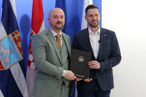Osijek, 05. 03. 2026, Gradsko poglavarstvo, Kuhačeva 9. Ivan Radič uručio ugovore za dovorane ravnateljima O&Scaron;.snimio GOJKO MITIĆ