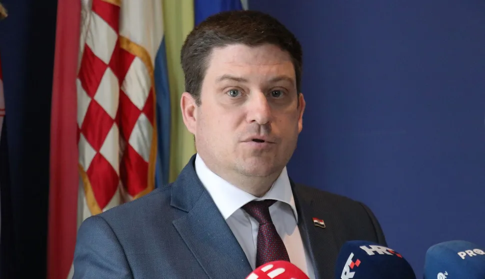 ?apljina, 12.2.2026.- U ?apljini je u ?etvrtak uprili?ena sve?anost potpisivanja Ugovora o dodjeli financijske pomo?i Vlade Republike Hrvatske Bosni i Hercegovini u prometnoj povezanosti i integraciji za provedbu Projekta izgradnje novog mosta preko rijeke Neretve u Gradu ?apljini, a koji su potpisali gradona?elnica ?apljine Iva Ragu?, federalna ministrica prometa i komunikacija Andrijana Kati? te potpredsjednik Vlade Republike Hrvatske i ministar mora, prometa i infrastrukture Oleg Butkovi?. foto HINA/ FENA/ Mario Obrdalj