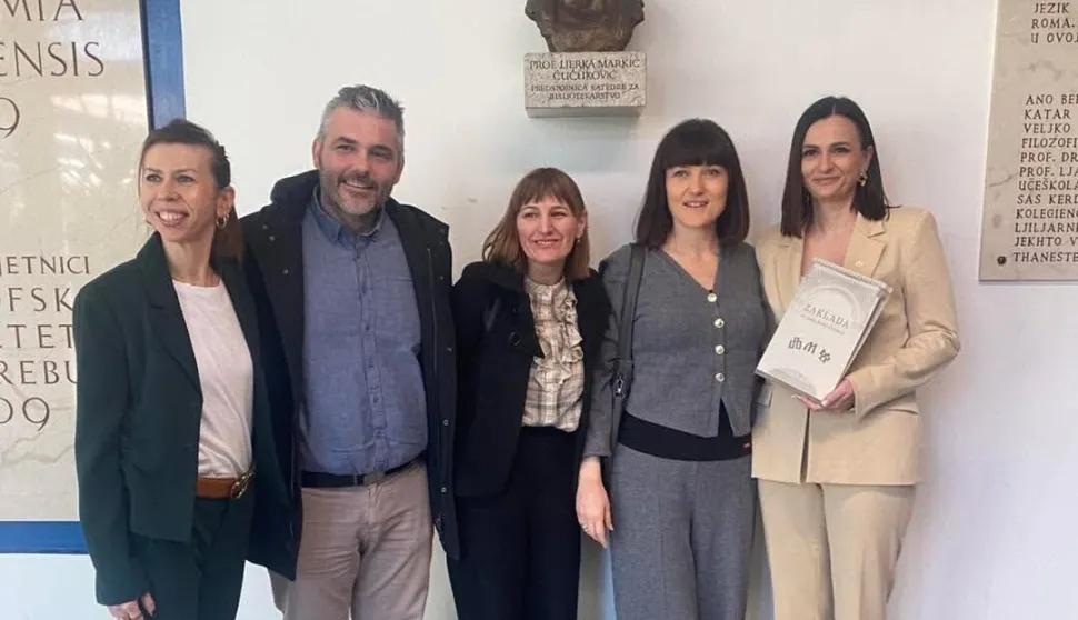 Djelatnici i ravnateljica Gradske knjižnice i čitaonice Vinkovci, Vedrana Lugić s priznanjem 