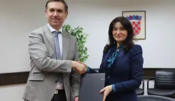 OSIJEKU Centru za restrukturiranje i prodaju (CERP) u petak je potpisan ugovor o prijenosu dionica dru&scaron;tva Regionalna veletržnica Osijek d.d. na Osječko-baranjsku županiju, čime je napravljen važan korak u daljnjem razvoju tog strate&scaron;kog projekta za poljoprivredu i gospodarstvo istočne Hrvatske.Na temelju odluke Upravnog vijeća CERP-a, koje je upravljalo dionicama u ime Republike Hrvatske, na Osječko-baranjsku županiju preneseno je 14.072 redovnih dionica, &scaron;to predstavlja 41,01 % temeljnog kapitala dru&scaron;tva Regionalna veletržnica Osijek d.d. Time OBŽ povećava svoj vlasnički udio te će nakon provedbe prijenosa imati 49,17 % dionica dru&scaron;tva, čime dodatno preuzima odgovornost za daljnji razvoj veletržnice i jačanje regionalnog trži&scaron;ta poljoprivrednih proizvoda.6. OŽUJKA 2026.