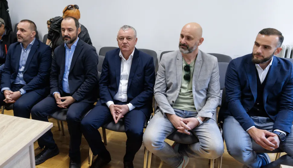 Zagreb, 17.10.2025. - Početak suđenja Darku Horvatu, jedinom ministru uhićenom tijekom mandata te biv&scaron;im ministrima Tomislavu Tolu&scaron;iću, Josipu Aladroviću, nekada&scaron;njem potpredsjedniku vlade Borisu Milo&scaron;eviću zbog nezakonitosti s dodjelom poticaja i zapo&scaron;ljavanjem i nekada HDZ-ov, a sada nezavisni gradonačelnik Županje Damiru Juzba&scaron;iću.Na fotografiji Damir Juzba&scaron;ić, Boris Milo&scaron;ević, Darko Horvat, Tomislav Tolu&scaron;ić, Josip Aladrović.foto HINA/ Edvard &Scaron;U&Scaron;AK