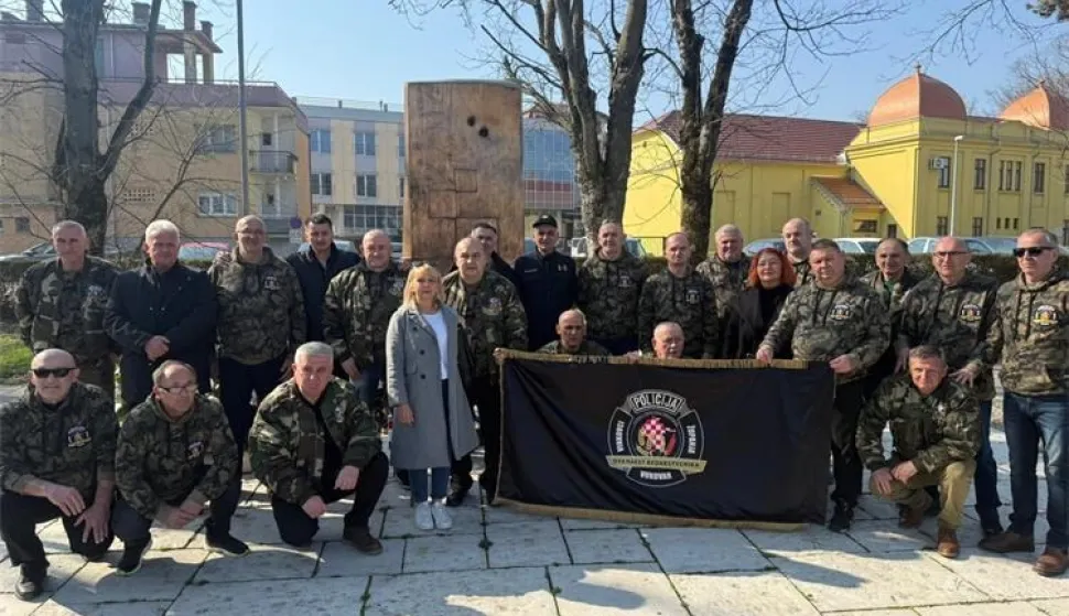 Članovi udruge "Dvanaest redarstvenika" okupili su se danas, na stadionu NK CIBALIA u Vinkovcima kako bi obilježili 35. obljetnicu osnutka Jedinice za posebne namjene Policijske uprave Vinkovci.
