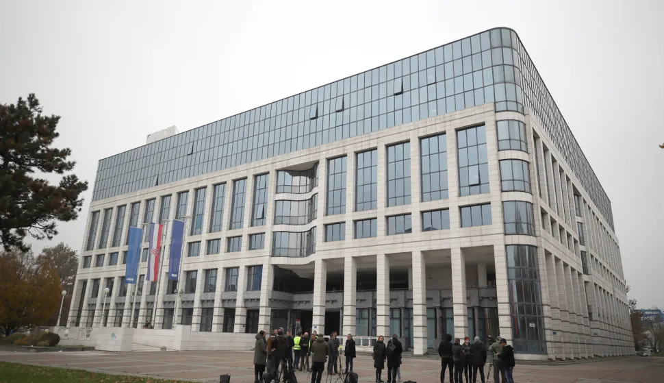 Zagreb, 19.11.2024. - Tri reprezentativna sindikata u INA-Grupi - Sindikat gospodarstva (SING), INA&Scaron;-Sindikat naftne djelatnosti i Samostalni sindikat energetike, kemije i nemetala Hrvatske (EKN) prekinuli su kolektivno pregovaranje u INA-Grupi, koja ima 9500 zaposlenika, te pokrenuli proces mirenja, jer Uprava odbija povećati plaće i druga materijalna prava radnika, pobolj&scaron;ati uvjete rada te uskladiti plaće s porastom tro&scaron;kova života. Konferencija za medije na kojoj su najavljeni detalji daljnjih akcija održana je ispred Upravne zgrade INA-e. Govorili su Jasna Pipunić, Sini&scaron;a Koritnik i Zvonimir Miklo&scaron;. foto HINA /Zvonimir KUHTIĆ/ kuzo