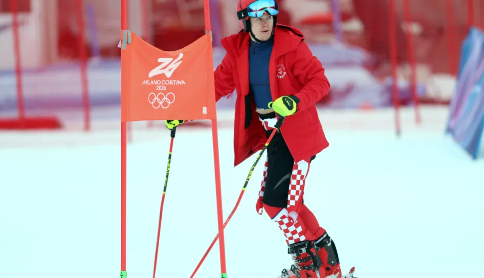Bormio, 14.2.2026.- Hrvatski skija? Filip Zub?i? nastupit ?e u subotu na utrci veleslaloma skija?a na Zimskim olimpijskim igrama. Na slici Filip Zub?i? pregledava stazu. foto HINA/ Damir SEN?AR/ ua