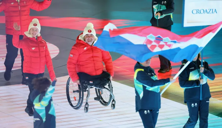 Verona, 06.03.2026 - Sve?anost otvaranja XIV zimskih paraolimpijskih igara Milano-Cortina 2026 u Areni Verona. Hrvatsku zastavu su nosili Lucija Smeti?ko i Dino Sokolovi?.foto HINA/ Damir SEN?AR/ ds