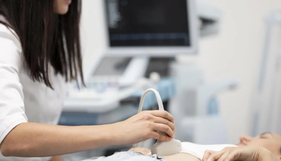 Doctor checking patients health abdominal ultrasoundultrazvuk doktor liječnik pacijent zdravlje pregled ilustracija freepik