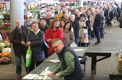 Osijek, 07. 03. 2026., Glavna tržnica, Tržnice Osijek, podjela sjemenki rajčica, rajčica, Volim rajčice, Dražen Karačić, Dražen Karačić Cacan, &Scaron;aptač rajčicamaSNIMIO BRUNO JOBST