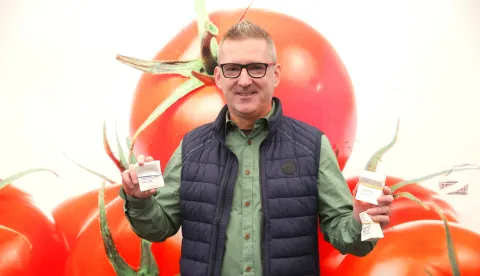 Osijek, 07. 03. 2026., Glavna tržnica, Tržnice Osijek, podjela sjemenki rajčica, rajčica, Volim rajčice, Dražen Karačić, Dražen Karačić Cacan, &Scaron;aptač rajčicamaSNIMIO BRUNO JOBST