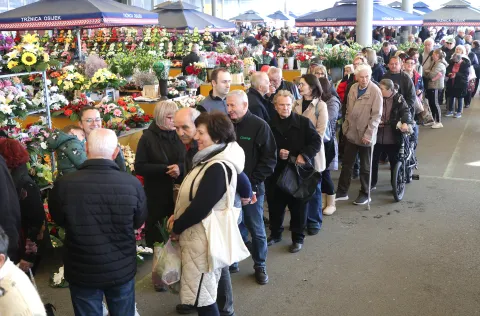 Osijek, 07. 03. 2026., Glavna tržnica, Tržnice Osijek, podjela sjemenki rajčica, rajčica, Volim rajčice, Dražen Karačić, Dražen Karačić Cacan, &Scaron;aptač rajčicamaSNIMIO BRUNO JOBST