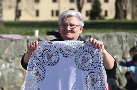 Osijek, 07. 03. 2026., Sajam antikviteta, ožujak 2026, ovalni stolnjak; ručni rad; Đurđa - Vukovar SNIMIO BRUNO JOBST