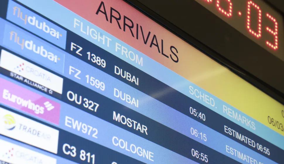 Zagreb, 06.03.2026. - Zrakoplov&nbsp;Croatia Airlinesa sa 157 hrvatskih državljana&nbsp;koji su zapeli u Dubaiju zbog rata na Bliskom istoku,&nbsp;sletio je u petak rano ujutro u Zagreb. Dva čarterska leta lokalnih zrakoplovnih prijevoznika na relaciji Dubai - Zagreb predviđena su u petak rano ujutro, s ukupnim kapacitetom od približno 300 mjesta. foto HINA/ Lana SLIVAR DOMINIĆ/ lsd