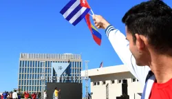(260104) -- HAVANA, Jan. 4, 2026 (Xinhua) -- A protester holds Cuban and Venezuelan national flags in front of the U.S. embassy after an event condemning the U.S. military aggression against Venezuela in Havana, capital of Cuba, Jan. 3, 2026. (Photo by Joaquin Hernandez/Xinhua) Photo: JOAQUIN HERNANDEZ/XINHUA