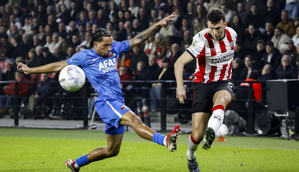PSV Eindhoven's Croatian forward #05 Ivan Perisic (R) passes the ball in front of AZ Alkmaar Dutch defender Elijah Dijkstra (L) during the Dutch Eredivisie football match between PSV Eindhoven and AZ ALkmaar at the Philips Stadium in Eindhoven on March 7, 2026. (Photo by MAURICE VAN STEEN/ANP/AFP)/Netherlands OUT