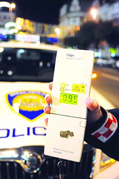 RIJEKA,27.02.2011.CRNA KRONIKAMUP POLICIJA, POLICAJAC, KONTOROLA PROMETA, ALKOHOL, ALKOHLIZIRANOST VOZAČA (VOZAČ)NA FOTO ULICA IVANA ZAJCA ALKOTEST, DRAGER....ALKOHOL U KRVISNIMIO SERGEJ DRECHSLER