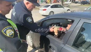 Županjski policajci darivali vozačice